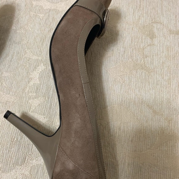 BANDOLINO SUEDE AND PATENT LEATHER PUMP IN TAUPE - Picture 7 of 7